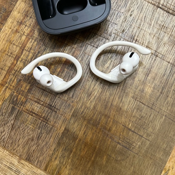 Powerbeats Pro Totally wireless headphones. Ivory. - Picture 4 of 9